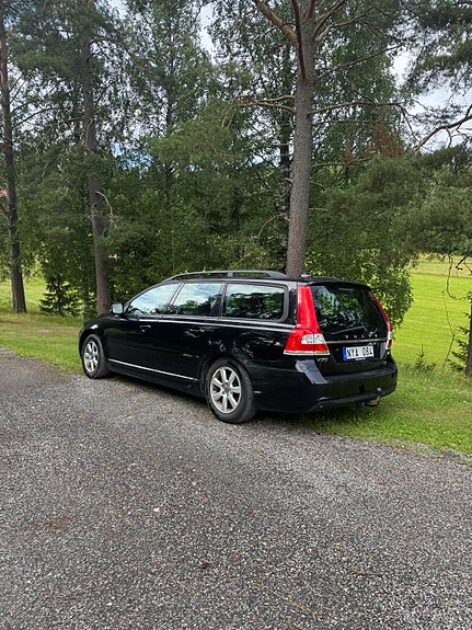 Volvo V70 2 of 5