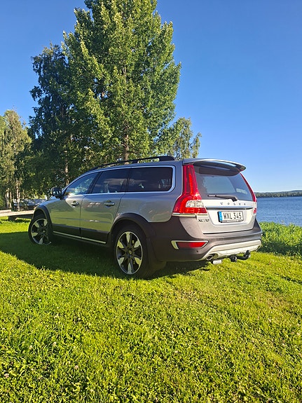 Volvo XC70 2 of 5