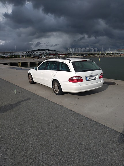 Mercedes-Benz E220 4 of 6
