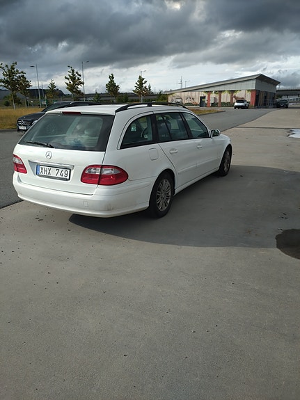 Mercedes-Benz E220 3 of 6