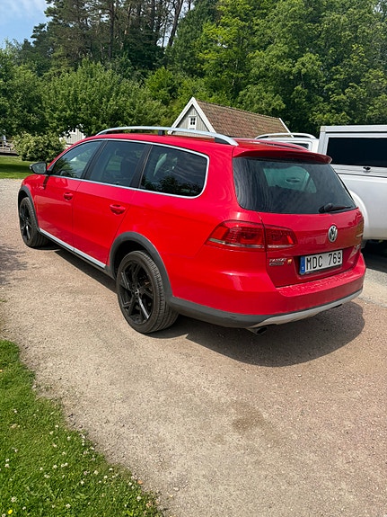 Volkswagen Passat Alltrack 2 of 5