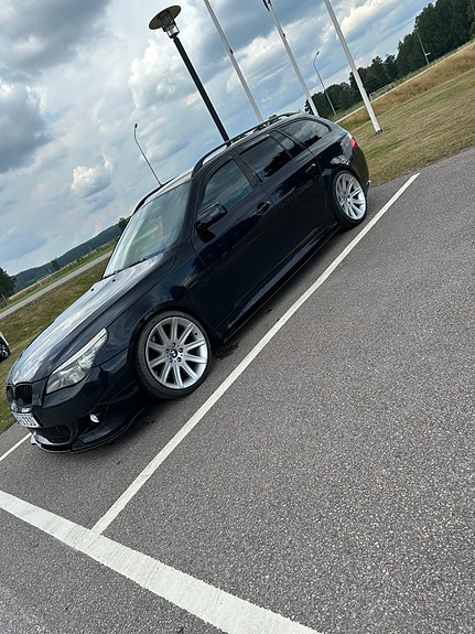 BMW 530i 3 of 5