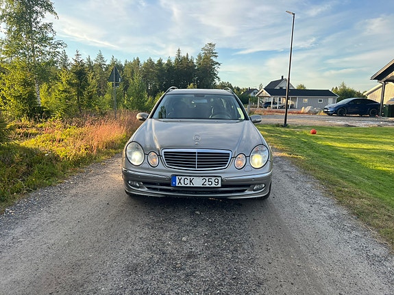 Mercedes-Benz E500 2 of 5