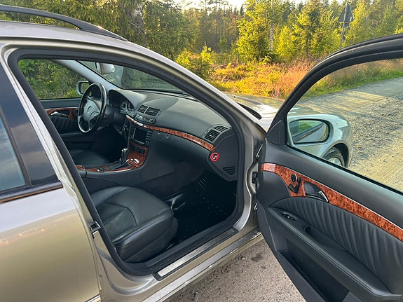 Mercedes-Benz E500 5 of 5