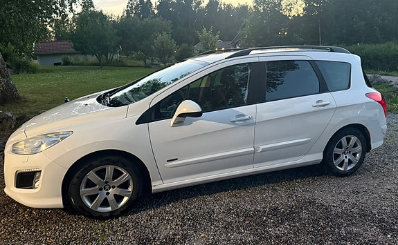 Peugeot 308 SW 2 of 5