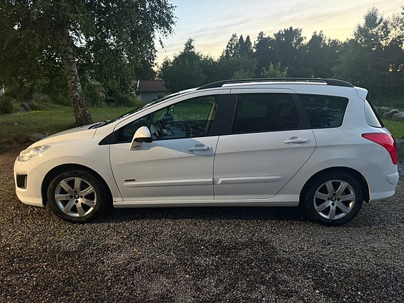 Peugeot 308 SW 3 of 5
