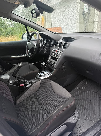 Peugeot 308 SW 12 of 16