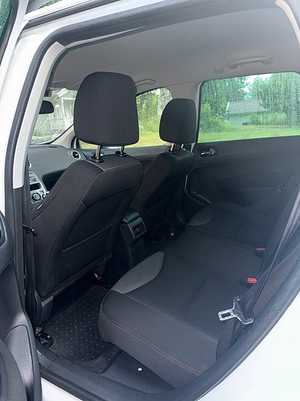 Peugeot 308 SW 14 of 16