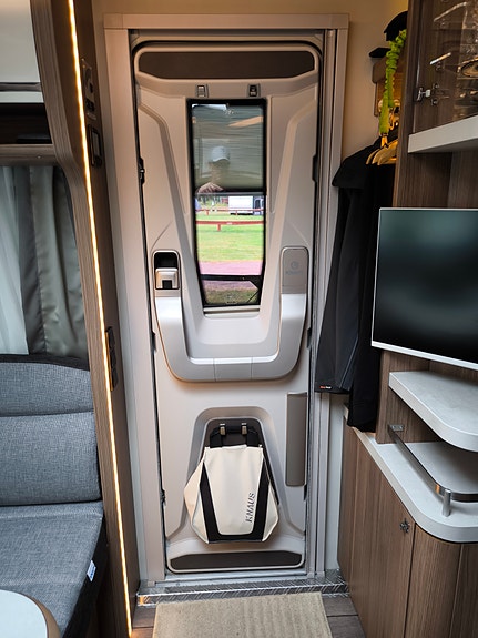 Knaus Knaus Scandinavian Selection 590 UE 2021 med extra allt. AC, Gasolugn, 240cm säng mm 8 of 11