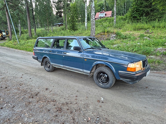 Volvo 245 2 of 4