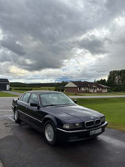 BMW 740i 4 of 5