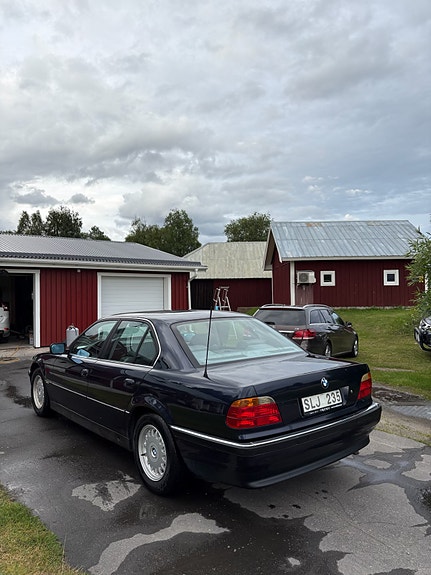 BMW 740i 2 of 5