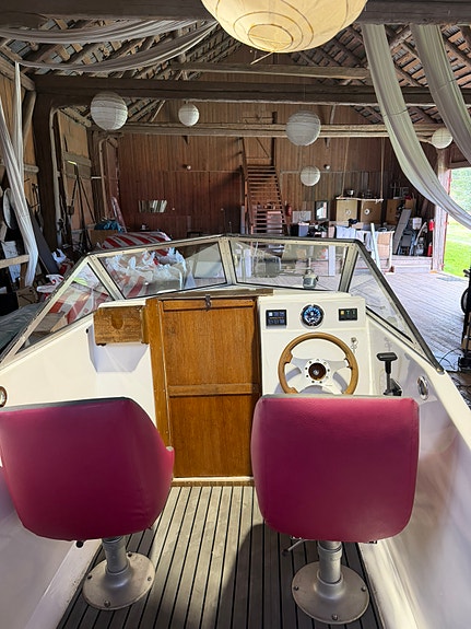 Smuggler 21 cabin 2 of 7