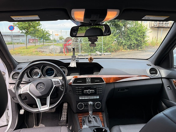 Mercedes-Benz C250 2 of 13