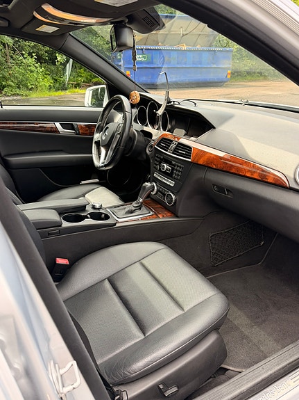 Mercedes-Benz C250 9 of 13