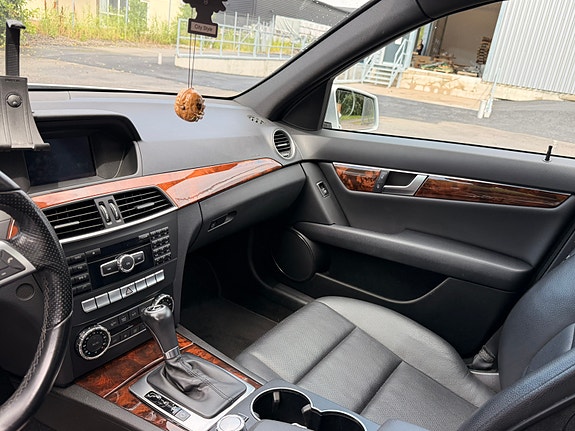 Mercedes-Benz C250 10 of 13