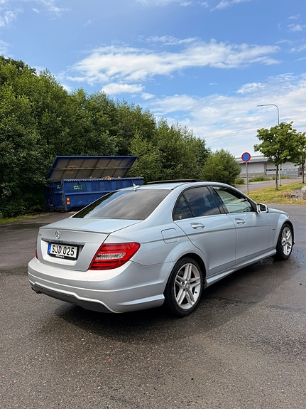 Mercedes-Benz C250 4 of 13