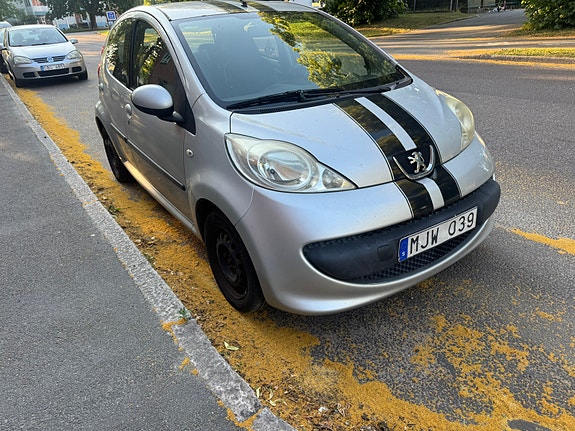 Peugeot 107 2 of 5