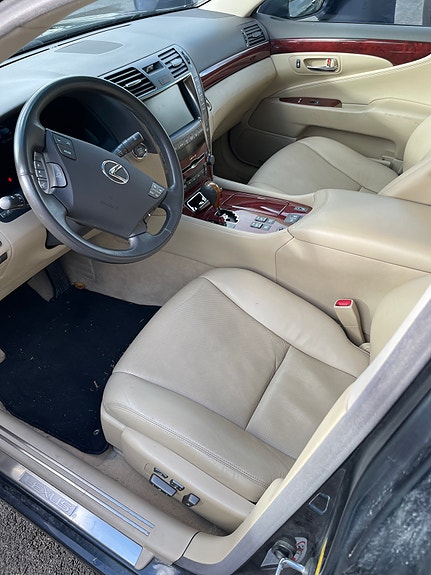 Lexus LS460 2 of 5