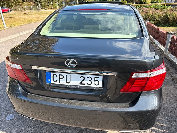 Lexus LS460 12 of 12