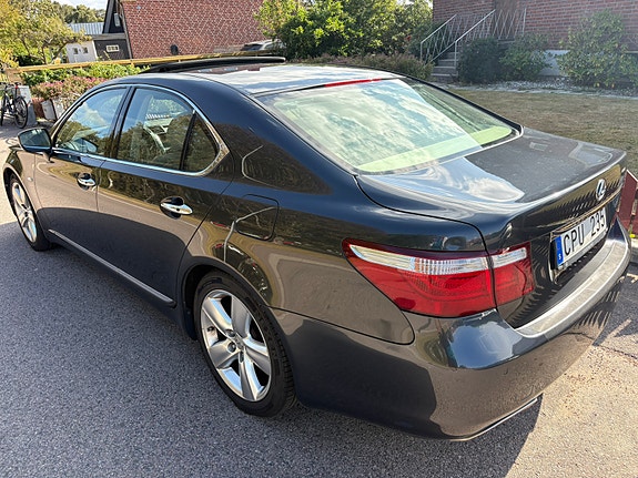 Lexus LS460 10 of 12