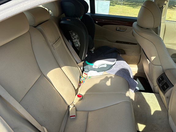 Lexus LS460 7 of 12
