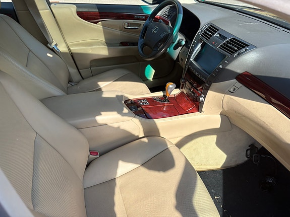 Lexus LS460 6 of 12