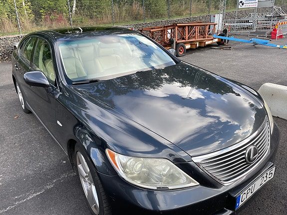 Lexus LS460 4 of 5