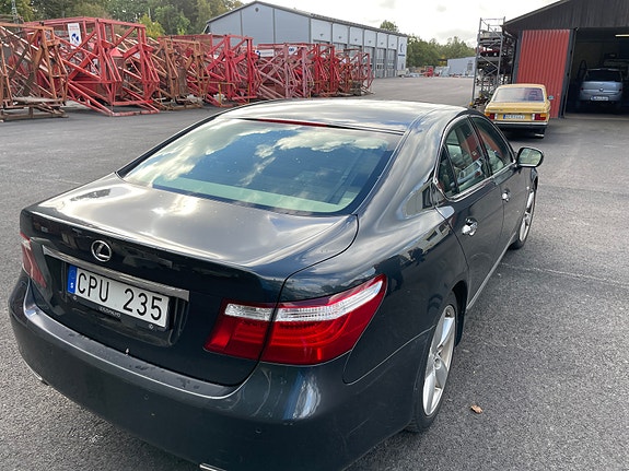 Lexus LS460 3 of 5