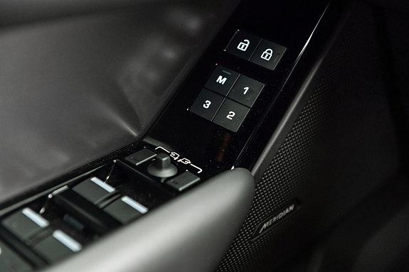 Land Rover Range Rover Velar 17 of 20