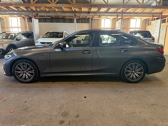 BMW 330e 2 of 5