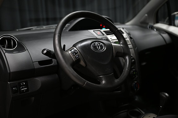 Toyota Yaris 12 of 24
