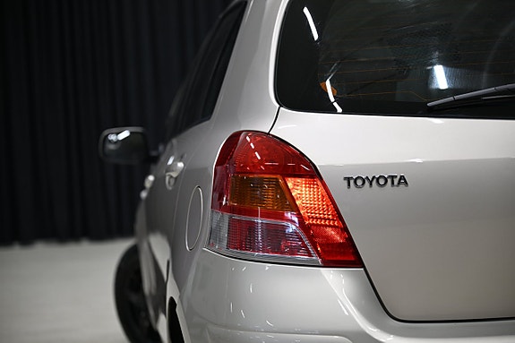 Toyota Yaris 8 of 24