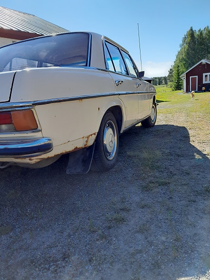 Mercedes-Benz 220 D 4 of 5