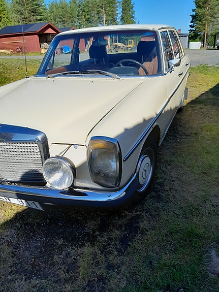 Mercedes-Benz 220 D 2 of 5