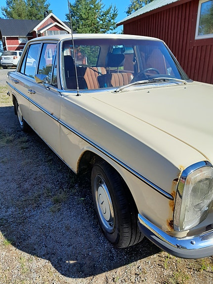 Mercedes-Benz 220 D 3 of 5