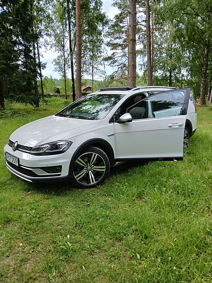 Volkswagen Golf Alltrack 2 of 5