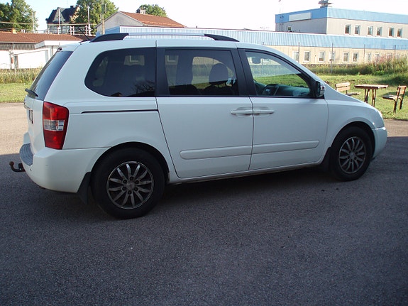 Kia Carnival 2 of 5