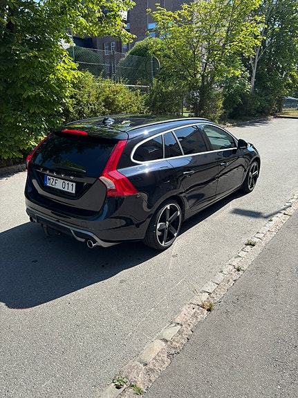 Volvo V60 2 of 5