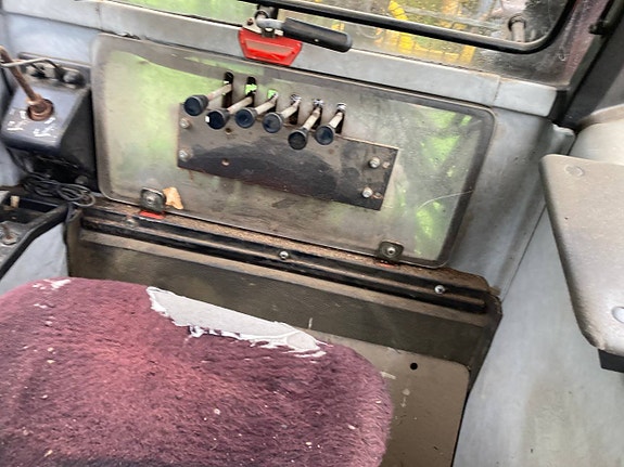Skogstraktor Valmet 505 med FMV 290 kran 11 of 12