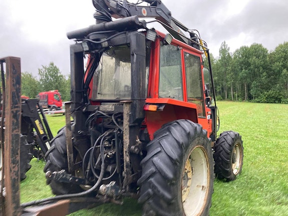 Skogstraktor Valmet 505 med FMV 290 kran 6 of 12
