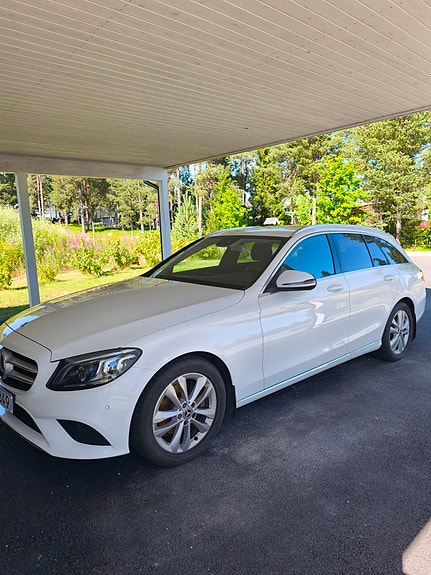 Mercedes-Benz C220 2 of 5