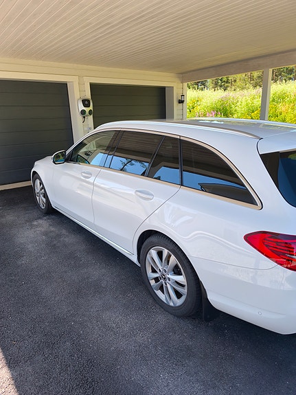 Mercedes-Benz C220 3 of 5