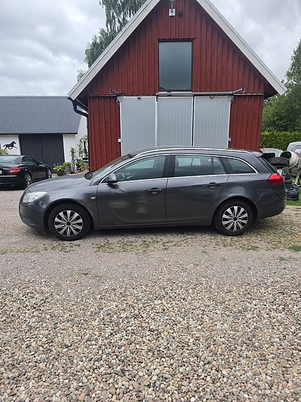 Opel Insignia 2 of 5