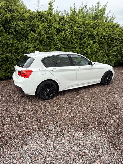 BMW 118i 2 of 5