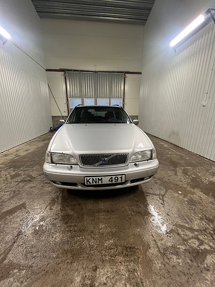 Volvo V70 2 of 5