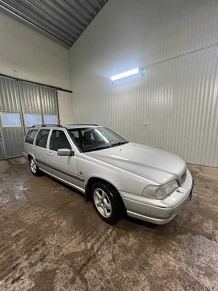 Volvo V70 3 of 5