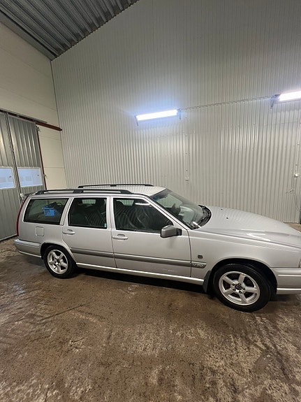 Volvo V70 4 of 5
