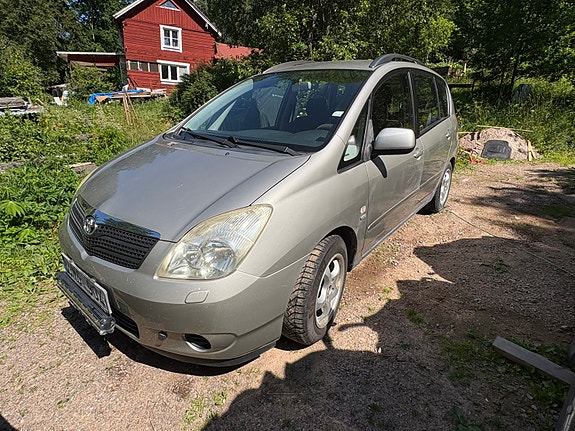 Toyota Corolla Verso 3 of 4