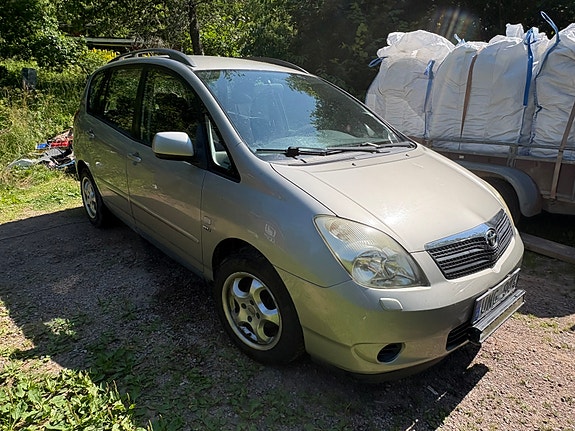Toyota Corolla Verso 4 of 4